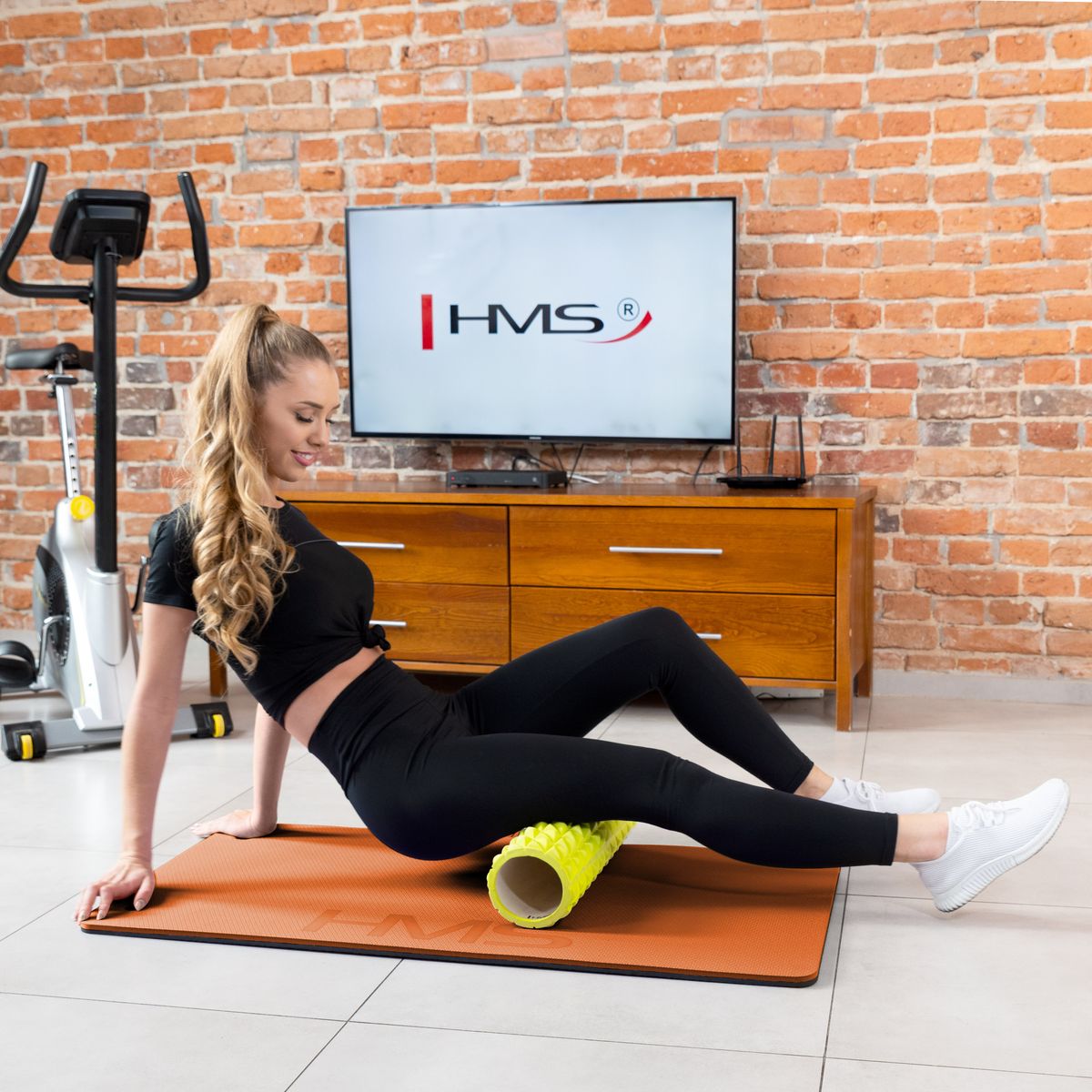 Orange-black mata fitness klubowa z otworami MFK01 Hms Premium
