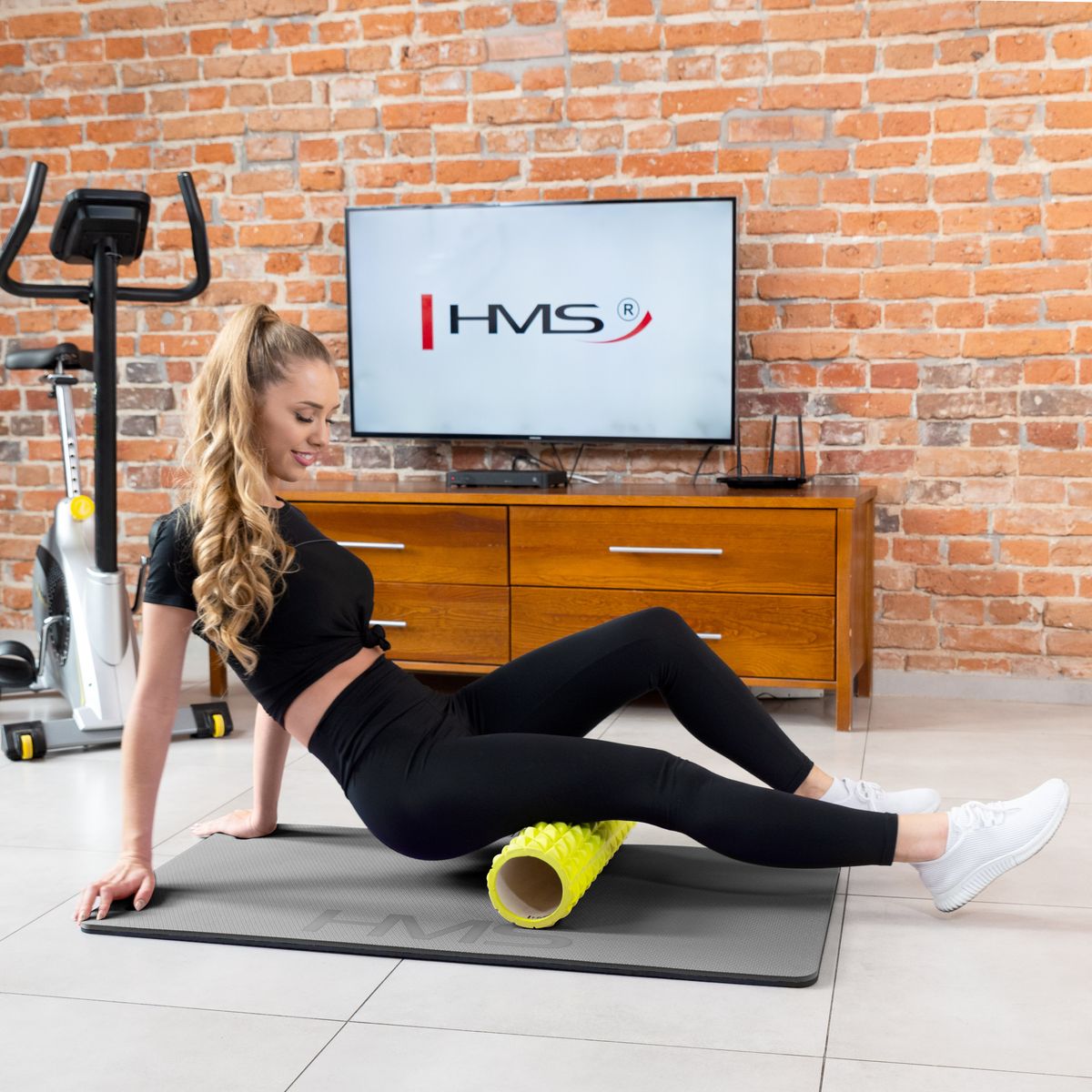 Gray-black mata fitness klubowa z otworami MFK01 Hms Premium